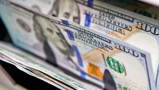 El Gobierno avanza con el pago en dólares a través de tarjeta de débito