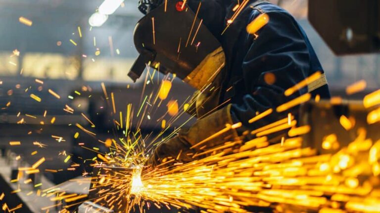 Trabajadores metalúrgicos acordaron un aumento salarial del 12,3%