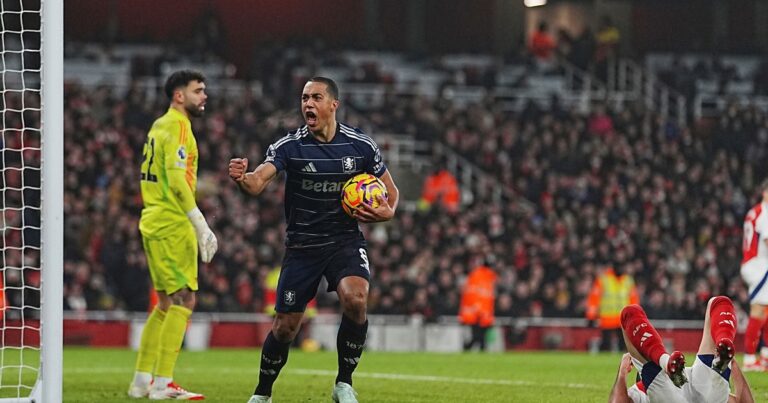 Con las atajadas del DIbu, Aston Villa le remontó un partidazo al Arsenal