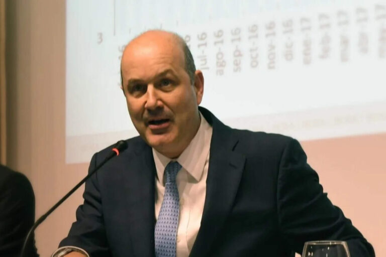 Sturzenegger explicó cómo se desreguló la importación y exportación de alimentos