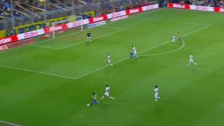 El golazo espectacular de Jáminton Campaz para Rosario Central