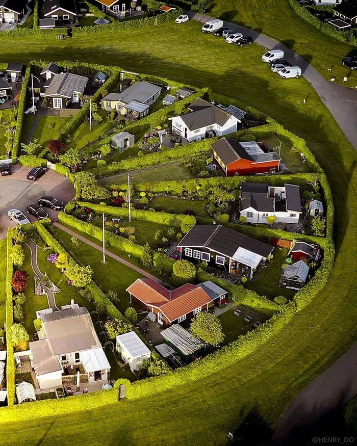 Cómo es el único barrio del mundo con diseño geométrico en círculos que organizan viviendas y espacios verdes