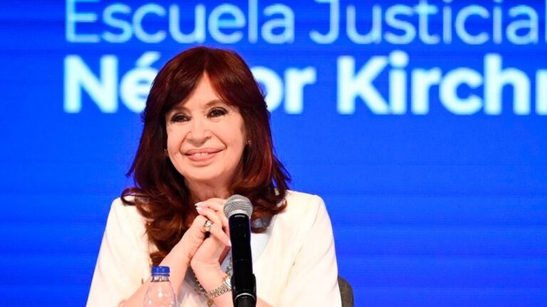 Cristina Kirchner zafa otra vez: la Justicia cerró la demanda millonaria por obras inconclusas