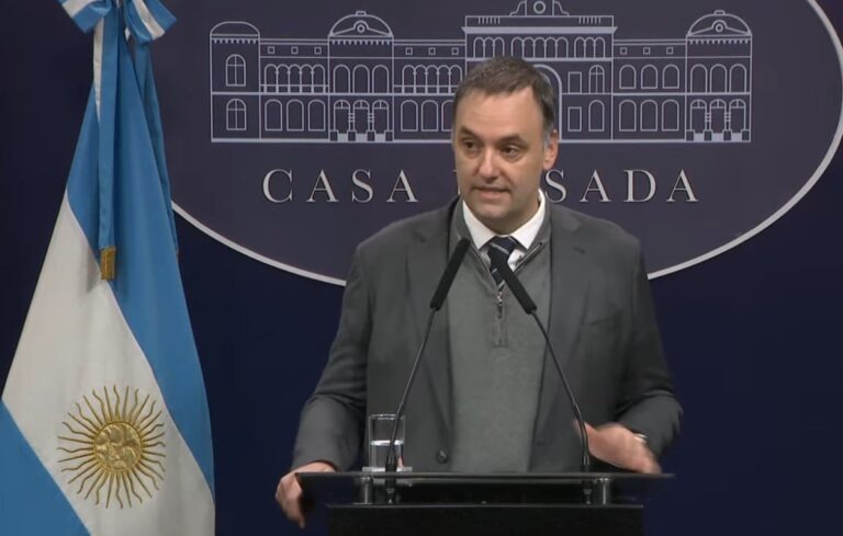 Adorni hizo un descargo sobre los audios y se fue sin responder preguntas