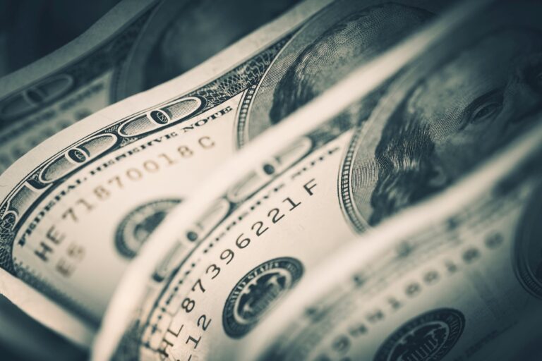 Tras las medidas del Gobierno, el riesgo país se acerca a los 900 puntos y alcanza el nivel más alto en cinco meses